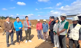 Thăm hỏi, tặng quà thanh niên công nhân hỗ trợ hoàn thành 3.000km cao tốc