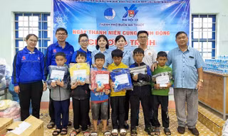 Tuổi trẻ Đắk Lắk trao tặng quà cho học sinh, người dân khó khăn