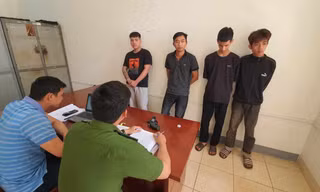 Không chịu uống bia cùng khách, nhân viên quán karaoke bị quản lý bán giá 20 triệu đồng