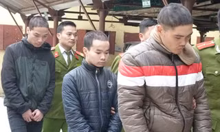 Chỉ vì say rượu, không kiểm soát hành vi, các đối tượng này đã rủ nhau đi ném kính ô tô.
