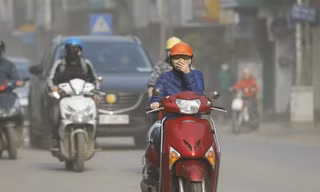 Ô nhiễm không khí trên phố Khâm Thiên (Hà Nội) vào ngày 15/4- đúng thời điểm giãn cách xã hội. Ảnh: Như Ý.