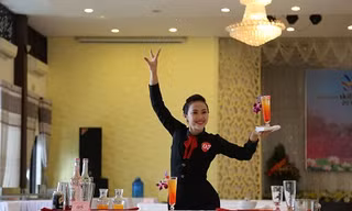 Thí sinh trình diễn pha chế.