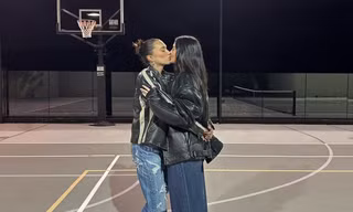 Kylie Jenner hôn môi phụ nữ trong ngày Valentine