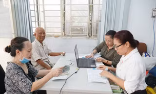 Một số người nhận lương hưu tháng 12 trễ 2 ngày
