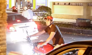 Baggio lái motor 'khủng' đi nhậu cùng bạn