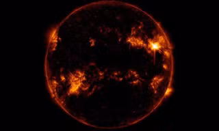 NASA chụp được cảnh "tia lửa cuồng nộ" từ Mặt Trời bắn trúng Trái Đất