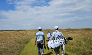 Nguyễn Anh Minh làm caddie trước ngày phát bóng lịch sử tại The Amateur Championship 