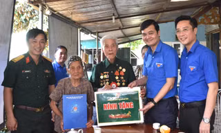 Bí thư thứ nhất T.Ư Đoàn Bùi Quang Huy (thứ 2, từ phải sang) thăm, tặng quà Chiến sĩ Điện Biên Bùi Văn Tỉnh 