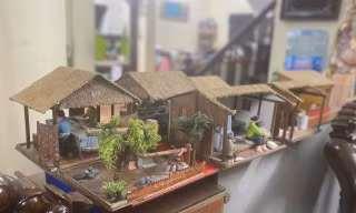 Mô hình tái hiện lại các công đoạn làm giấy dó của người làng Yên Thái được đặt tại nhà ông Vũ Duy Thiệu