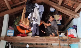 Rầm gỗ, nơi vợ chồng ông Hồ Văn Hồng và bà Huỳnh Thị Ninh tránh lũ suốt hai ngày liền. Ảnh: Hà Thương 