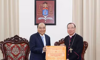 Chủ tịch nước Nguyễn Xuân Phúc trao quà cho Tổng Giám mục Tổng Giáo phận Hà Nội Giuse Vũ Văn Thiên Ảnh: TTXVN 