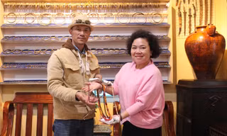 Anh Nguyễn Quốc Dũng trao tặng cổ vật cho Bảo tàng Phụ nữ Nam bộ 