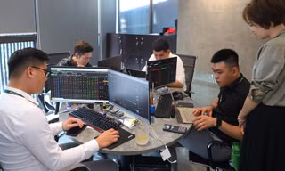 Cổ phiếu công ty 'cầm đồ' gây choáng ngay phiên chào sàn