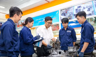 Sinh viên học ngành công nghệ kỹ thuật ô tô tại Trường ĐH Công nghệ TPHCM Ảnh: N.L 