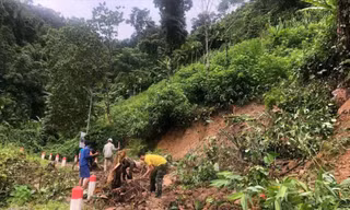 Bão số 4 suy yếu thành áp thấp: Lo sạt lở đất