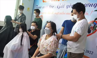 Những mái tóc dài dày công chăm dưỡng được hiến tặng cho các bệnh nhân ung thư Ảnh: Thanh Trần