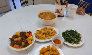Bữa ăn với những món lèo tèo dành cho 8 vận động viên ảnh: P.V