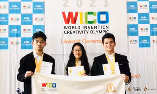 Vi Dương Phong (ngoài cùng bên trái) tại cuộc thi Olympic Phát minh và Sáng chế khoa học quốc tế 2023 Ảnh: NVCC 