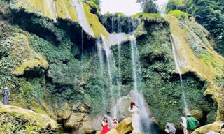 Du khách đến tham quan thác Nàng Tiên 
