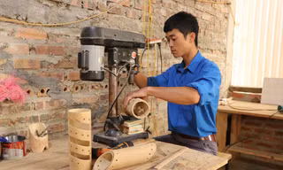 Hà Văn Thời đang chế tạo các sản phẩm đèn từ ống tre