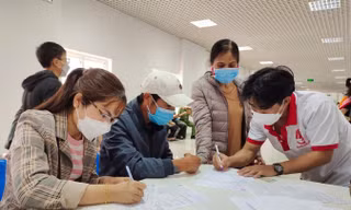 Anh Bình (phải) hướng dẫn tình nguyện viên làm thủ tục hiến máu 