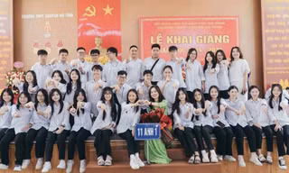 Cô trò lớp 11 Anh 1, Trường THPT Chuyên Hà Tĩnh