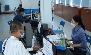 Hành khách mua vé tàu Tết tại ga Sài Gòn 