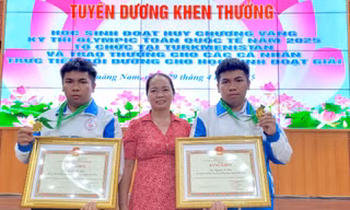 Trí Hiền, Trí Hậu hạnh phúc trong vòng tay mẹ sau khi “gặt vàng” trở về từ cuộc thi Toán học quốc tế