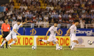Cú sút phạt đền kiểu Panenka tệ hại của Công Phượng