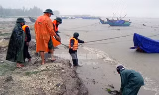Theo chân bộ đội cứu dân vùng lũ lụt