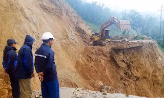 Các đơn vị thi công đang tiến hành khắc phục sạt lở. Ảnh: Nhật Hạ.