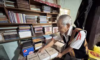 Trên kệ sách cũ là hàng loạt các bộ sử thi Ba Na, Xơ Đăng do chính già A Jar dịch và ghi chép lại
