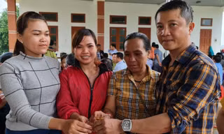Ba nữ trưởng bản của người Mã Liềng trong ngày mừng sản xuất thành công măng sấy khô bằng công nghệ mới