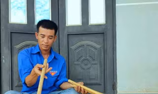 Anh Đàm Đình Hiếu làm sáo trúc 