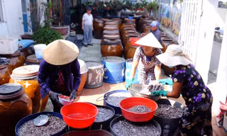 Nghề làm nước mắm Nam Ô Ảnh: Giang Thanh