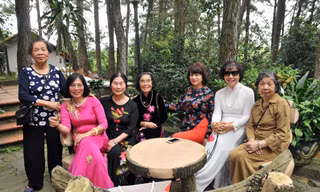 Bà Lê Thị Túy (ngoài cùng bên trái), bà Nguyễn Thị Lan (ngoài cùng bên phải) dịp kỷ niệm 65 năm Báo Tiền Phong 