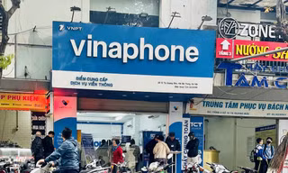 Khách hàng nườm nượp đến các điểm giao dịch để chuẩn hóa thông tin Ảnh: Thành Đạt 