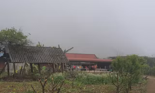 Khoảng sân trước nhà Vàng A Khua nơi 3 cán bộ, chiến sĩ công an hy sinh