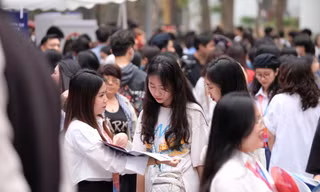 Thí sinh tham gia Ngày hội tư vấn tuyển sinh để nắm bắt thông tin về ngành nghề đào tạo Ảnh: Mạnh Thắng 