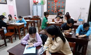 Một buổi học giữa các bạn sinh viên Đội Công tác xã hội, Trường ĐH Bách khoa Đà Nẵng với các em học sinh khiếm thị Ảnh: Bách Viên