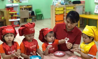 Cô Lý Thị Thu Huyền giáo viên Trường Mầm non Việt - Triều Hữu nghị chăm sóc trẻ mầm non