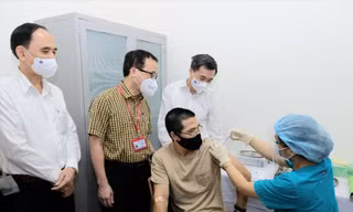 Tiêm thử nghiệm vắc-xin ARCT-154 sáng 15/8. Ảnh: Long Phạm