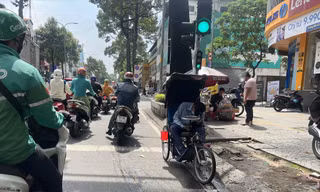 Người giả dạng ăn xin trên đường Ba Tháng Hai (quận 10) trưa ngày 10/10 ảnh: U.P