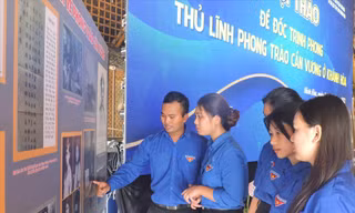 Thanh niên Khánh Hoà tìm hiểu về sự nghiệp, con người Bình Tây Đại tướng Trịnh Phong. Ảnh: THỤC HIỀN 