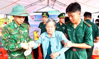 'Xuân biên cương, hải đảo - Tết thắm tình quân dân' ở Cà Mau