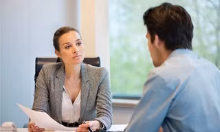 Đi phỏng vấn xin việc, anh chàng này “trượt từ vòng gửi xe” vì không chú ý đến một điều