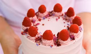 Nam sinh viên đặt tiệm bánh gửi bánh cho… 5 cô người yêu khác nhau vào đúng ngày Valentine