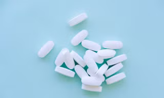 Chế thuốc giảm đau từ chất thải nhựa: Bí mật trong phòng thí nghiệm E.coli