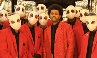 Super Bowl Halftime Show 2021: The Weeknd một mình “cân team”, H.E.R hát mở màn ngọt như mía lùi
