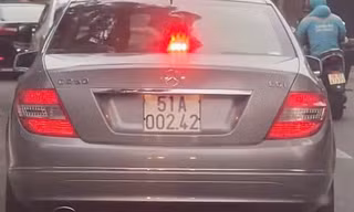 Xác minh ô tô hiệu Mercedes bật đèn giống đèn ưu tiên